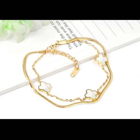 Gold Clover Bracelet - Picture 1 of 2